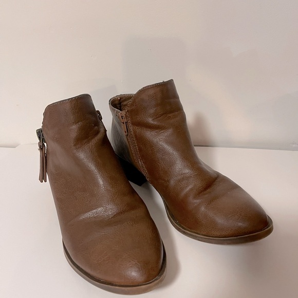 Fergalicious Brown leather ankle boots. Size 8 - Picture 4 of 5
